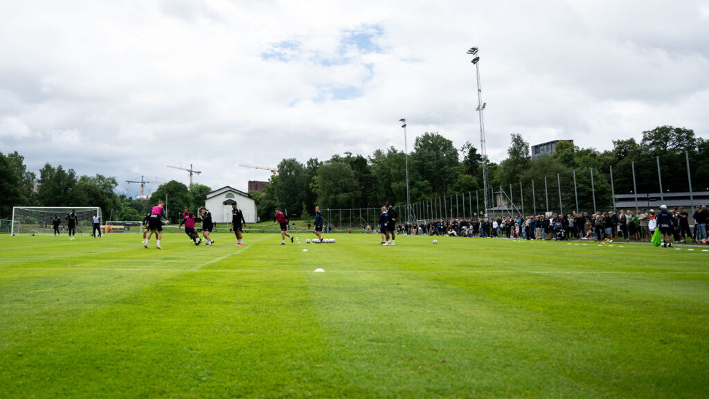 240718 Publik på Karlberg under en träning med AIK den 18 juli 2024 i Stockholm.
