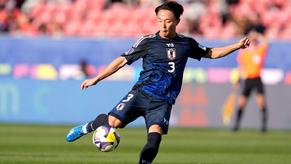 Japans Keita Kosugi kontrollerar bollen under en FIFA U20-VM grupp A-match i fotboll mot Egypten på National Stadium i Santiago, Chile, lördagen den 27 september 2025.