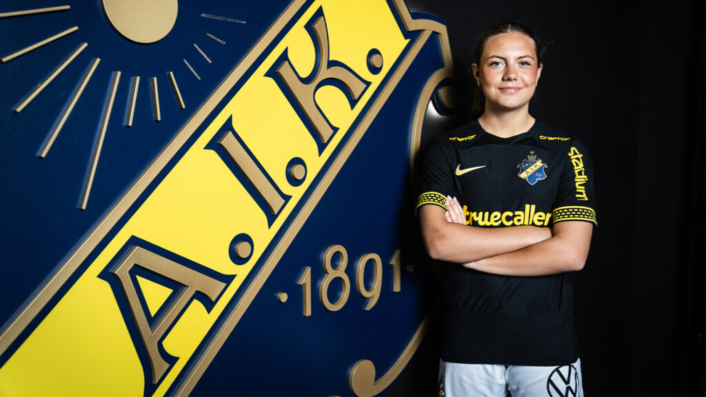 250224 AIK:s nyförvärv Klara Ahnberg poserar för porträtt under en porträttfotografering med AIK den 24 februari 2025 i Stockholm.