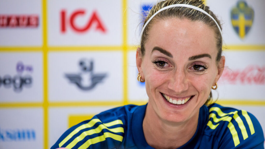 251023 Kosovare Asllani från det svenska damlandslaget i fotboll intervjuas av media vid ett pressevenemang den 23 oktober 2025 i Puerto Banus.