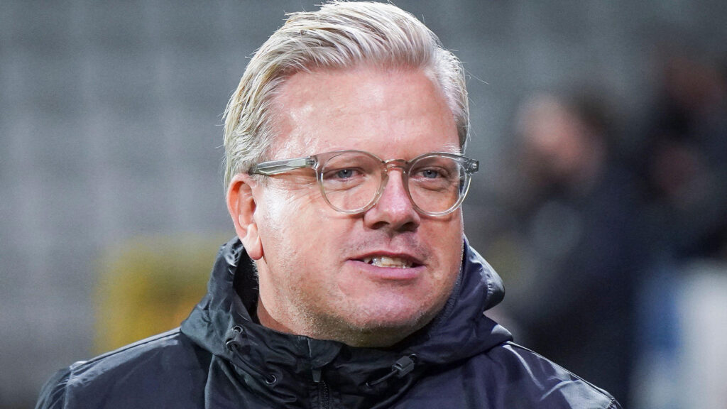 19 november 2021, Danmark, Odense: Odense, Danmark. 19 november 2021. Huvudtränare Lars Friis från Viborg FF ses under 3F Superliga-matchen mellan Odense Boldklub och Viborg FF på Nature Energy Park i Odense.