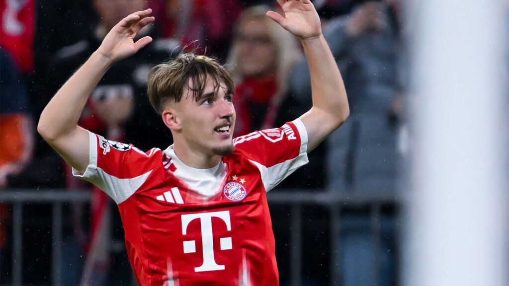 München, Tyskland. 22 oktober 2025. Fotboll: Champions League, Bayern München - FC Brugge, gruppspel, matchdag 3 på Allianz Arena. Lennart Karl (Bayern München) firar sitt mål och gör 1-0.