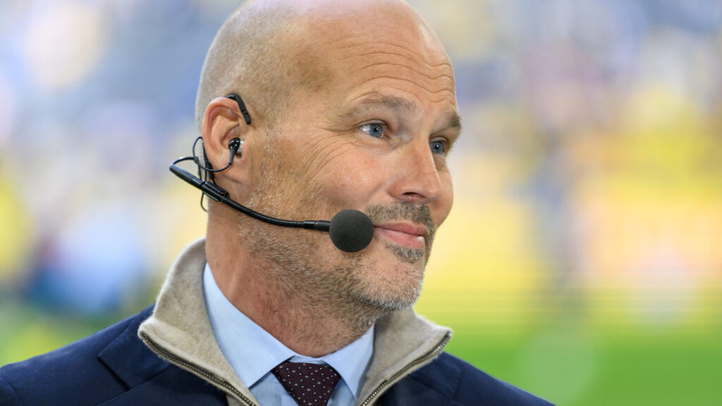 240608 Fredrik Ljungberg från Viasat under den internationella vänskapsfotbollsmatchen mellan Sverige och Serbien den 8 juni 2024 i Stockholm.
