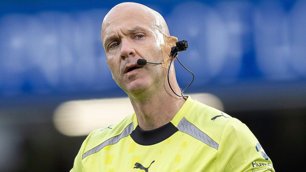 4 oktober 2025; Stamford Bridge, Chelsea, London, England: Premier League-fotboll, Chelsea mot Liverpool; domaren Anthony Taylor.
