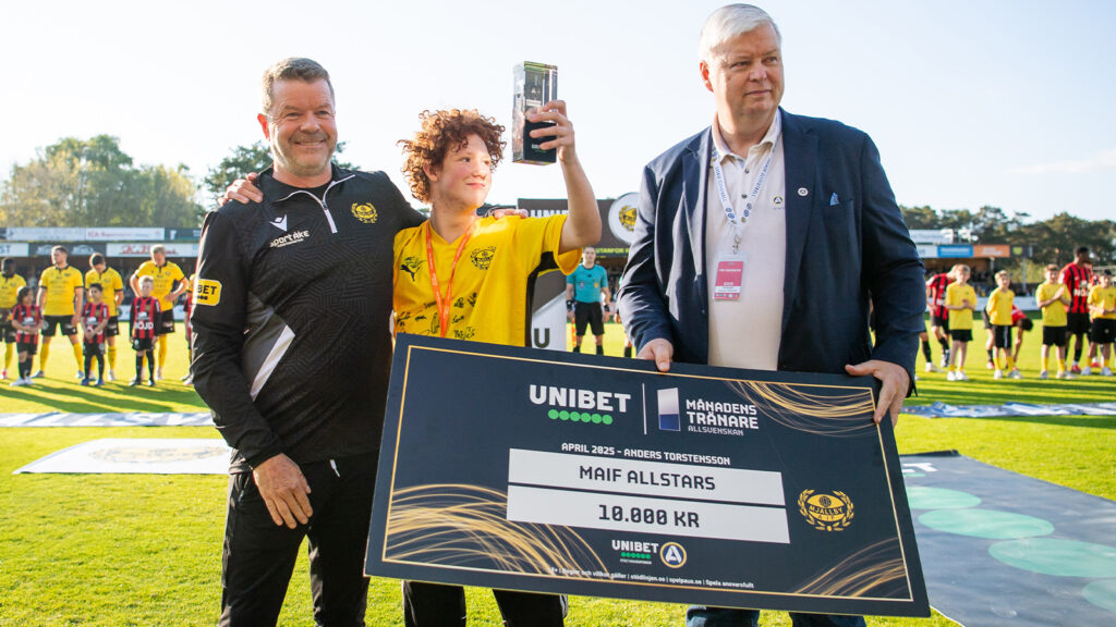 250519 Mjällbys tränare Anders Torstensson får pris som månadens tränare i april av Svensk Elitfotbolls Ola Rydén inför fotbollsmatchen i Allsvenskan mellan Mjällby och Brommapojkarna den 19 maj 2025 i Hällevik.
