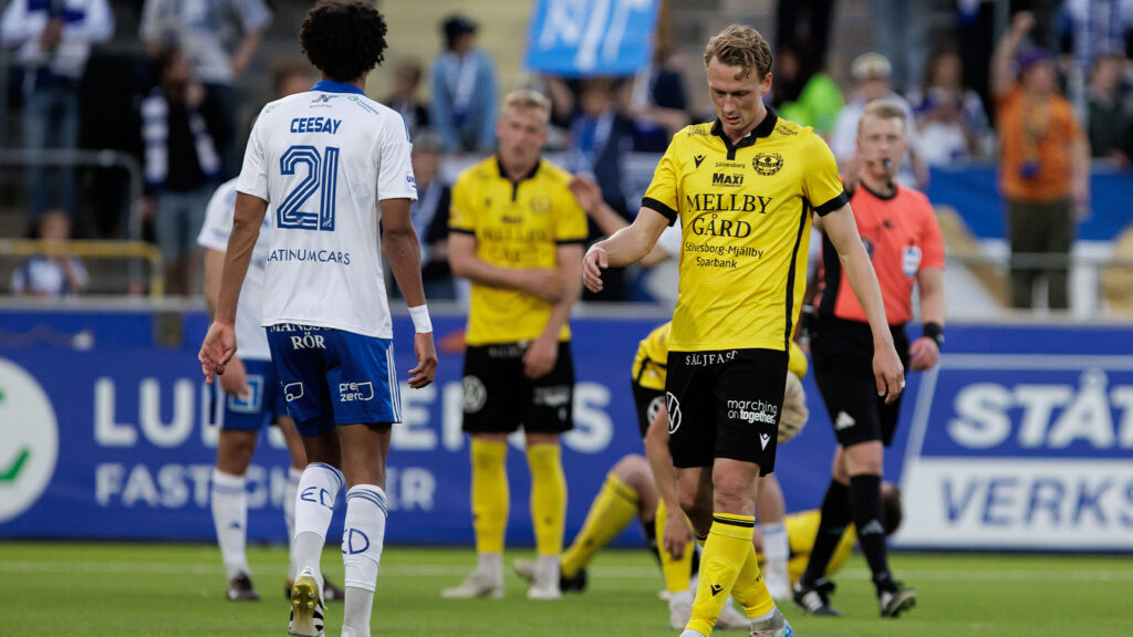 250526 Mjällbys Alexander Johansson deppar efter fotbollsmatchen i Allsvenskan mellan IFK Norrköping och Mjällby den 26 maj 2025 i Norrköping.
