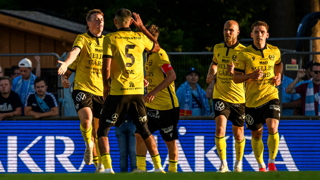 250630 Mjällbys Elliot Stroud jublar med lagkamrater efter 1-1 under fotbollsmatchen i Allsvenskan mellan Mjällby och Malmö FF den 30 juni 2025 i Hällevik.
