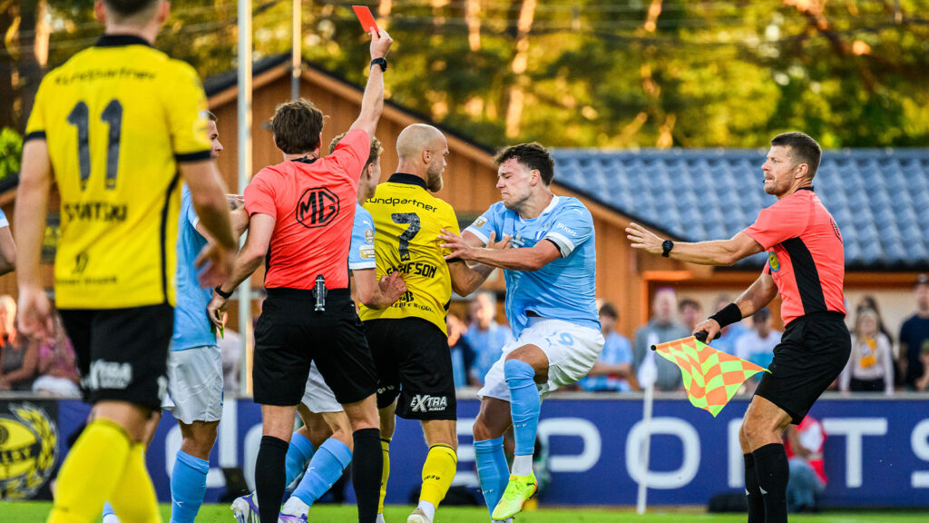 250630 Malmö FFs Colin Rösler tilldelas rött kort under fotbollsmatchen i Allsvenskan mellan Mjällby och Malmö FF den 30 juni 2025 i Hällevik.
