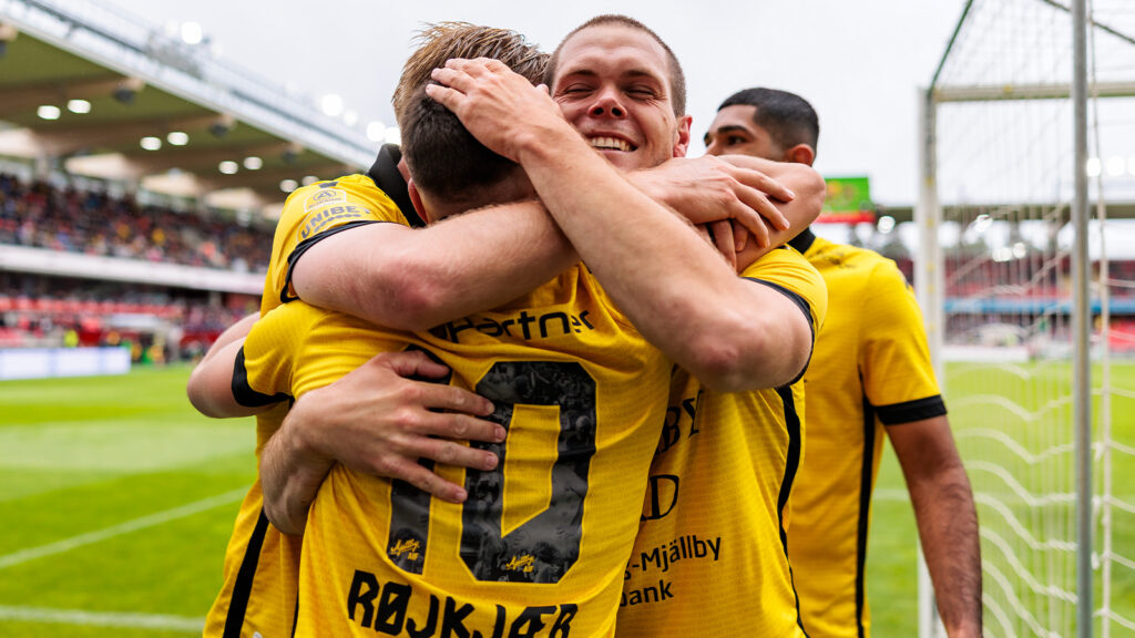 250705 Mjällbys Jacob Bergström jublar efter 0-1 under fotbollsmatchen i Allsvenskan mellan Öster och Mjällby den 5 juli 2025 i Växjö.
