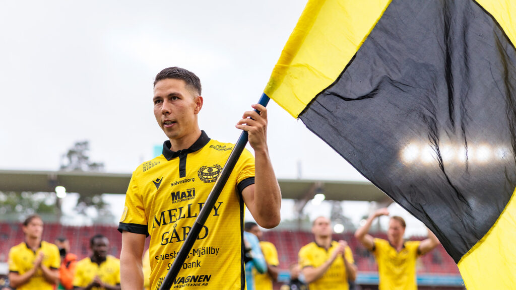250705 Mjällbys Nicklas Røjkjær jublar efter fotbollsmatchen i Allsvenskan mellan Öster och Mjällby den 5 juli 2025 i Växjö.
