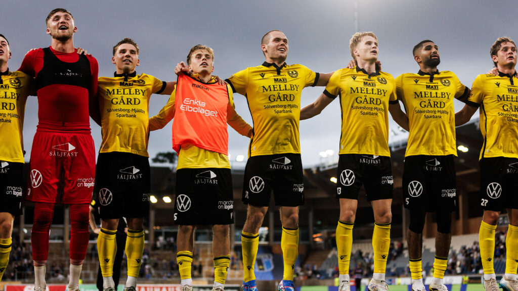 250714 Mjällbys spelare jublar efter fotbollsmatchen i Allsvenskan mellan Sirius och Mjällby den 14 juli 2025 i Uppsala.
