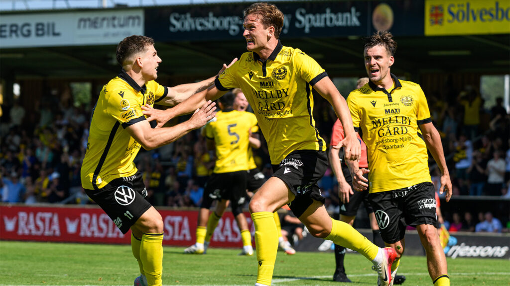250720 Mjällbys Ludvig Tidstrand jublar efter 2-0 under fotbollsmatchen i Allsvenskan mellan Mjällby och AIK den 20 juli 2025 i Hällevik.
