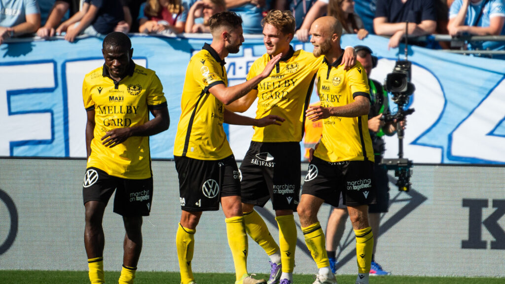 250809 Mjällbys Viktor Gustafson jublar med lagkamrater efter 1-3 under fotbollsmatchen i Allsvenskan mellan Malmö FF och Mjällby den 9 augusti 2025 i Malmö.
