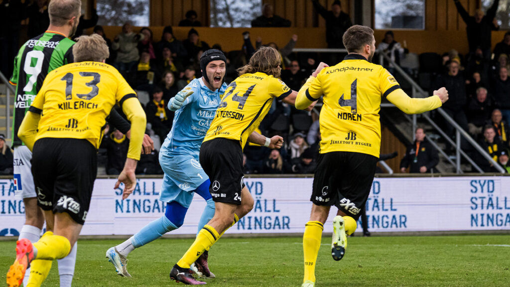 250406 Mjällbys målvakt Noel Törnqvist och Tom Pettersson jublar efter 1-1 under fotbollsmatchen i Allsvenskan mellan Mjällby och GAIS den 6 april 2025 i Hällevik.
