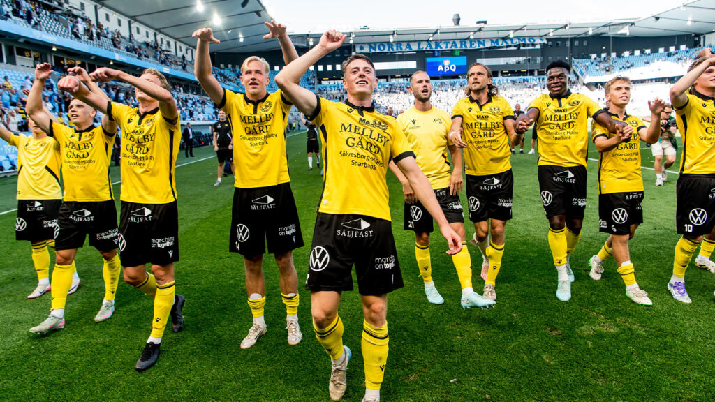 250809 Mjällbys Elliot Stroud jublar efter fotbollsmatchen i Allsvenskan mellan Malmö FF och Mjällby den 9 augusti 2025 i Malmö.
