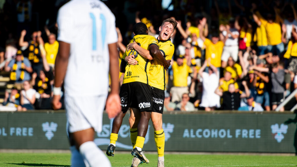 250817 Mjällbys Uba Charles Nwokoma jublar med Elliot Stroud efter 1-1 under fotbollsmatchen i Allsvenskan mellan Mjällby och Djurgården den 17 augusti 2025 i Hällevik.
