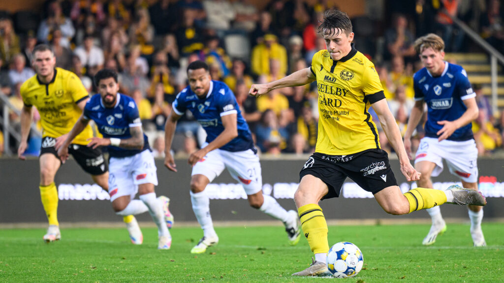 250830 Mjällbys Elliot Stroud gör 1-0 på straff under fotbollsmatchen i Allsvenskan mellan Mjällby och Halmstad den 30 augusti 2025 i Hällevik.
