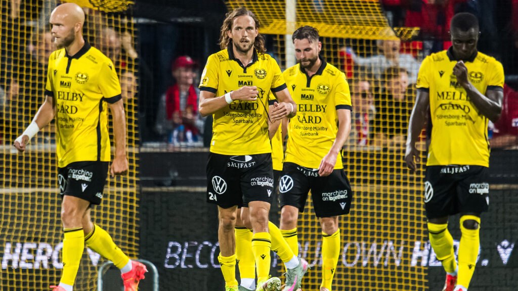 250920 Spelare ur Mjällby deppar efter 1-1 under fotbollsmatchen i Allsvenskan mellan Mjällby och Öster den 20 september 2025 i Hällevik.
