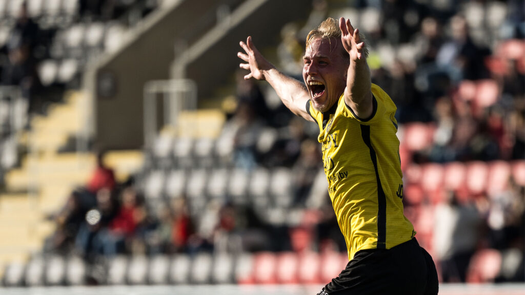 250928 Mjällbys Herman Johansson jublar efter 1-0 under fotbollsmatchen i Allsvenskan mellan Brommapojkarna och Mjällby den 28 september 2025 i Stockholm.
