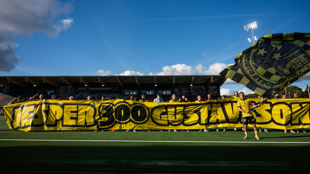 250928 Mjällbys Jesper Gustavsson jublar efter fotbollsmatchen i Allsvenskan mellan Brommapojkarna och Mjällby den 28 september 2025 i Stockholm.
