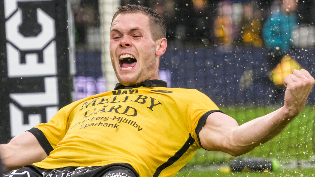 251004 Mjällbys Jacob Bergström jublar efter 1-0 under fotbollsmatchen i Allsvenskan mellan Mjällby och Elfsborg den 4 oktober 2025 i Hällevik.
