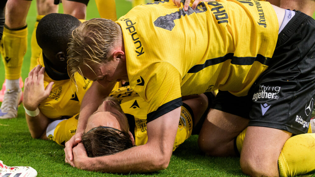 251004 Mjällbys Tom Pettersson och Herman Johansson jublar efter 2-0 under fotbollsmatchen i Allsvenskan mellan Mjällby och Elfsborg den 4 oktober 2025 i Hällevik.