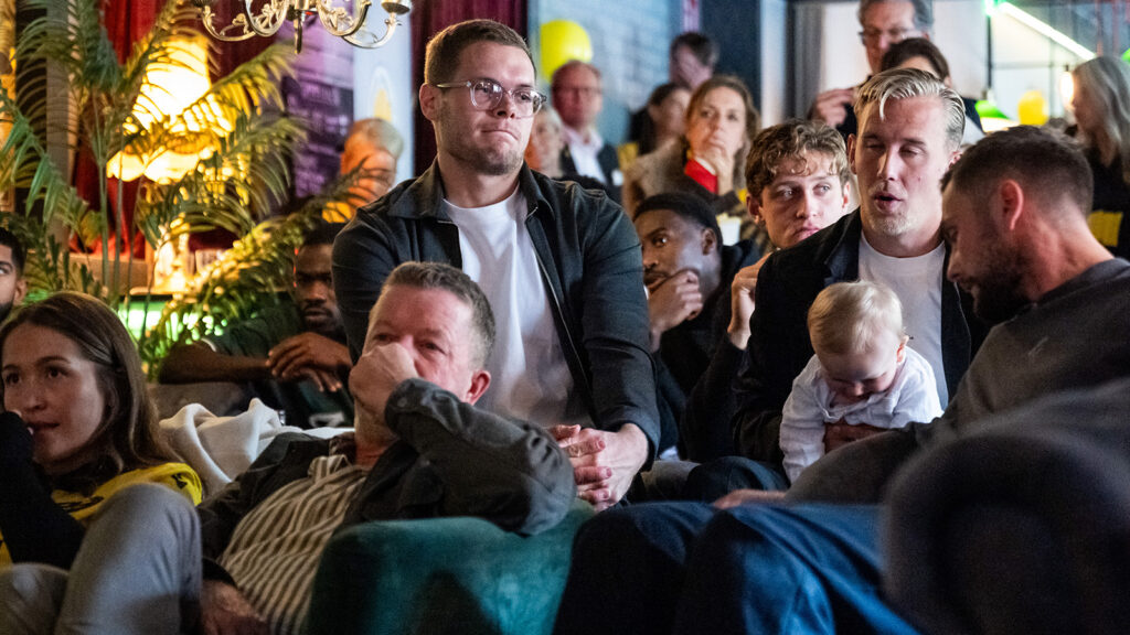 251005 Mjällbys Jacob Bergström, tränare Anders Torstensson och Herman Johansson när laget gemensamt följer fotbollsmatchen i Allsvenskan mellan IFK Göteborg och Hammarby den 5 oktober 2025 i Sölvesborg.
