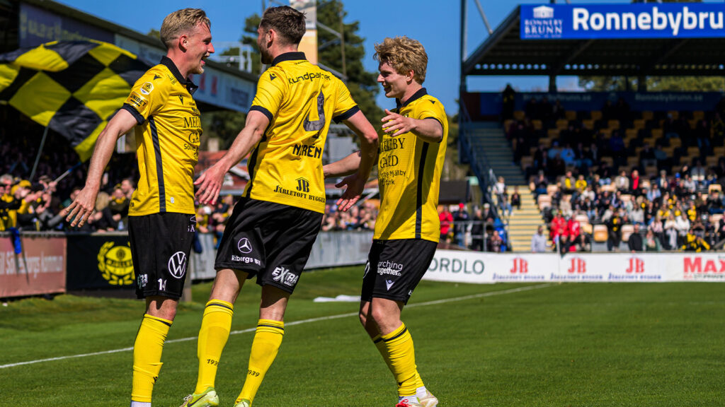 250427 Mjällbys Herman Johansson jublar tillsammmasn emd Axel Norén och Bork Classønn Bang-Kittilsen under fotbollsmatchen i Allsvenskan mellan Mjällby och Degerfors den 27 april 2025 i Hällevik.
