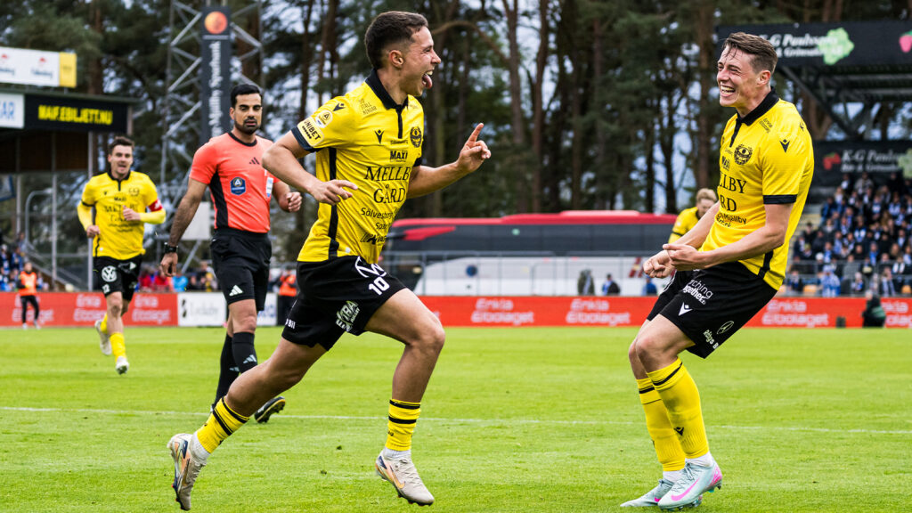 250504 Mjällbys Nicklas Røjkjær och Elliot Stroud jublar efter 1-0 under fotbollsmatchen i Allsvenskan mellan Mjällby och IFK Göteborg den 4 maj 2025 i Hällevik.
