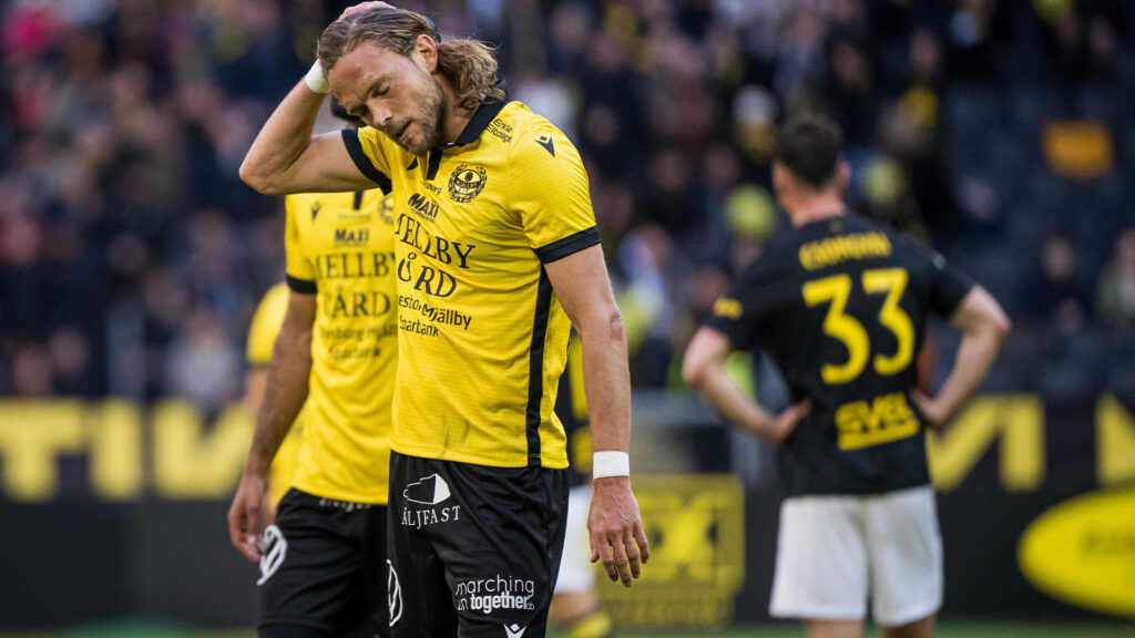 250511 Mjällbys Tom Pettersson deppar efter fotbollsmatchen i Allsvenskan mellan AIK och Mjällby den 11 maj 2025 i Stockholm.
