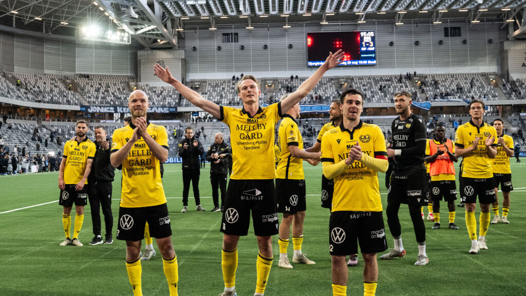 250515 Mjällbys Viktor Gustafson, Alexander Johansson och Jesper Gustavsson jublar efter fotbollsmatchen i Allsvenskan mellan Djurgården och Mjällby den 15 maj 2025 i Stockholm.
