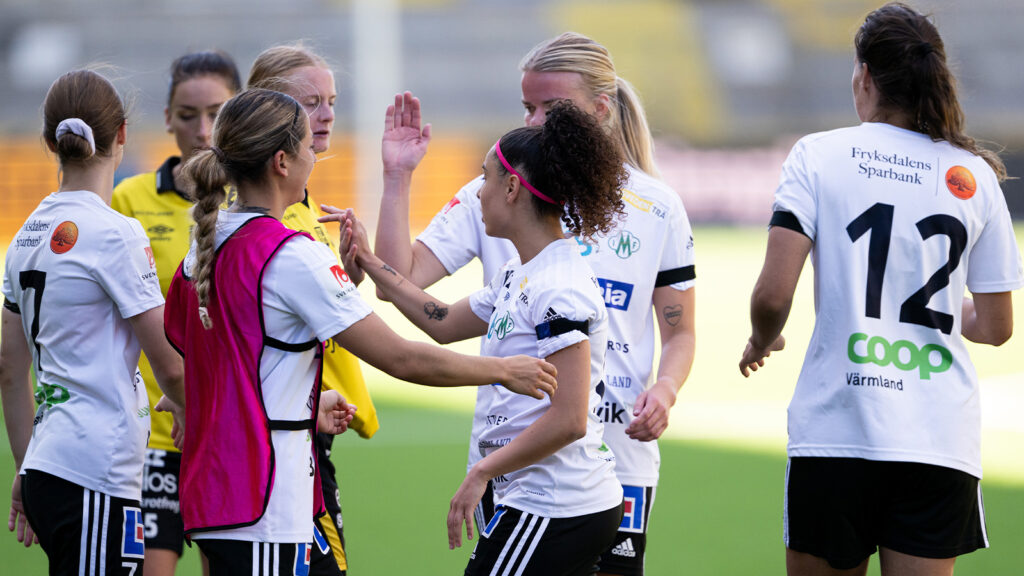 250823 Mallbackens spelare jublar efter fotbollsmatchen i Elitettan mellan Elfsborg och Mallbacken den 23 augusti 2025 i Borås.