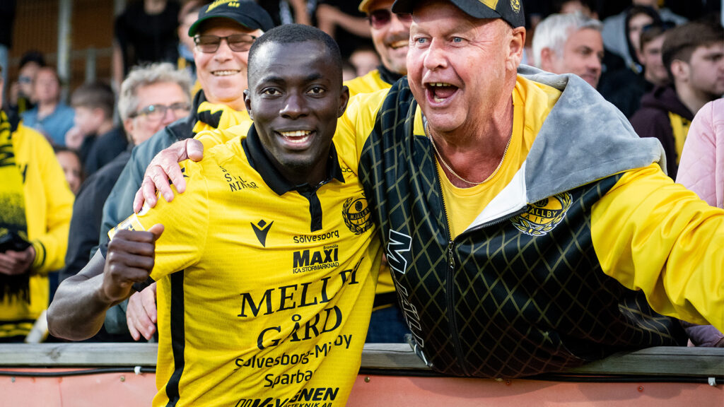 250519 Mjällbys Abdoulie Manneh jublar efter fotbollsmatchen i Allsvenskan mellan Mjällby och Brommapojkarna den 19 maj 2025 i Hällevik.