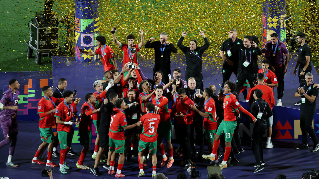 251020 Fotboll, VM Soccer Football - FIFA U-20 World Cup - Final - Argentina v Morocco - Estadio Nacional Julio Martinez Pradanos, Santiago, Chile - October 19, 2025 Morocco players celebrate with the trophy after winning the FIFA U-20 World Cup REUTERS/Pablo Sanhueza