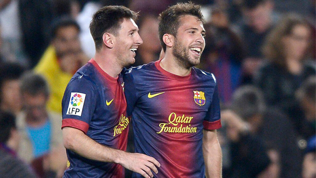 FC Barcelonas anfallare Lionel Messi från Argentina, till vänster, reagerar efter att ha gjort mål med sin lagkamrat Jordi Alba, till höger, mot Betis under en spansk La Liga-match på Camp Nou-stadion i Barcelona, Spanien, söndagen den 5 maj 2013.