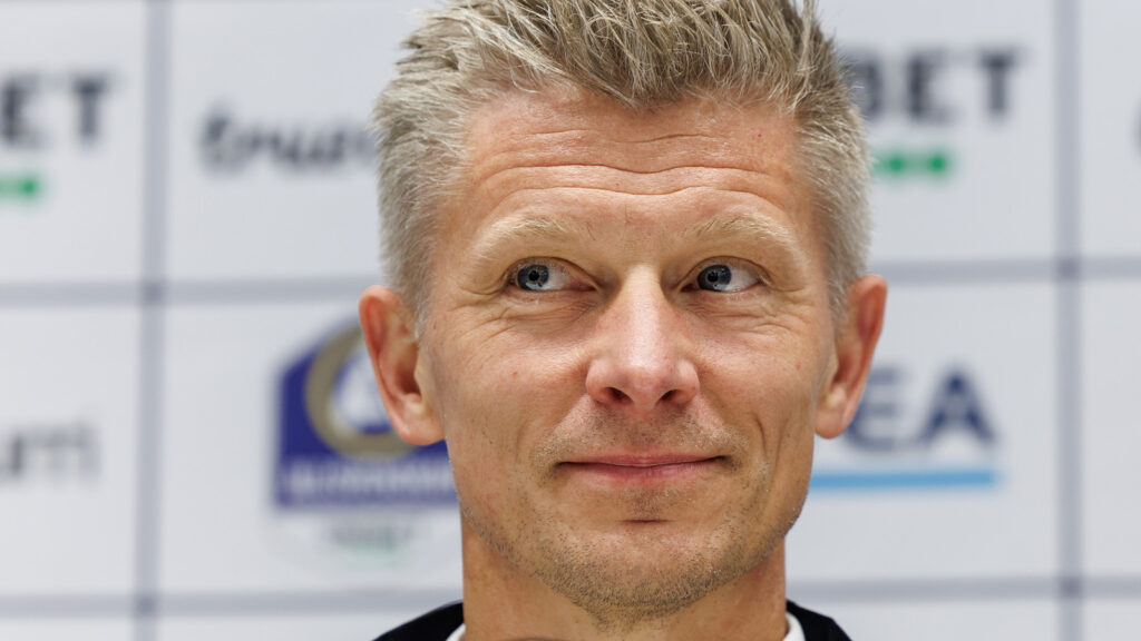 250810 AIKs tränare Mikkjal Thomassen på en presskonferens efter fotbollsmatchen i Allsvenskan mellan AIK och Djurgården den 10 augusti 2025 i Stockholm.