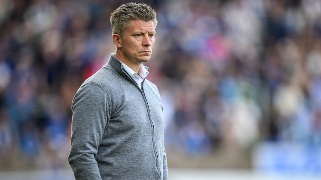 250601 AIKs tränare Mikkjal Thomassen under fotbollsmatchen i Allsvenskan mellan Sirius och AIK den 1 juni 2025 i Uppsala.
