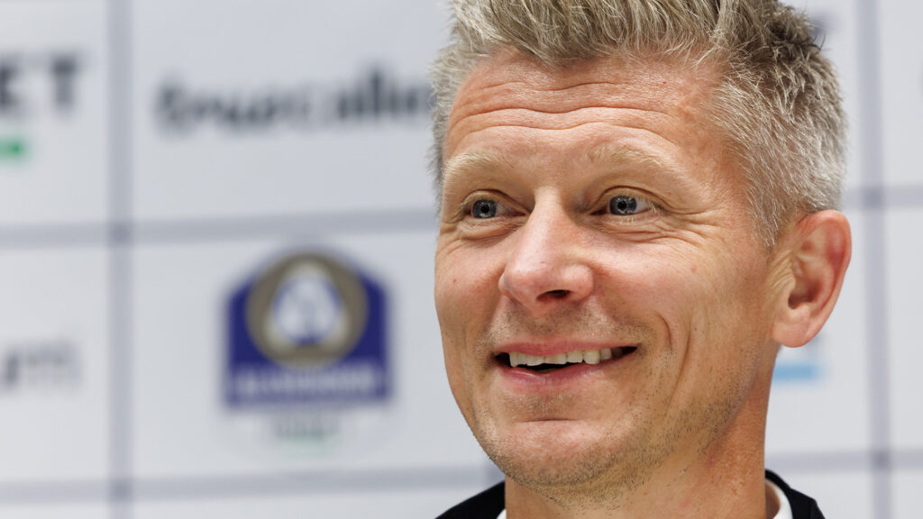 250810 AIKs tränare Mikkjal Thomassen på en presskonferens efter fotbollsmatchen i Allsvenskan mellan AIK och Djurgården den 10 augusti 2025 i Stockholm.
