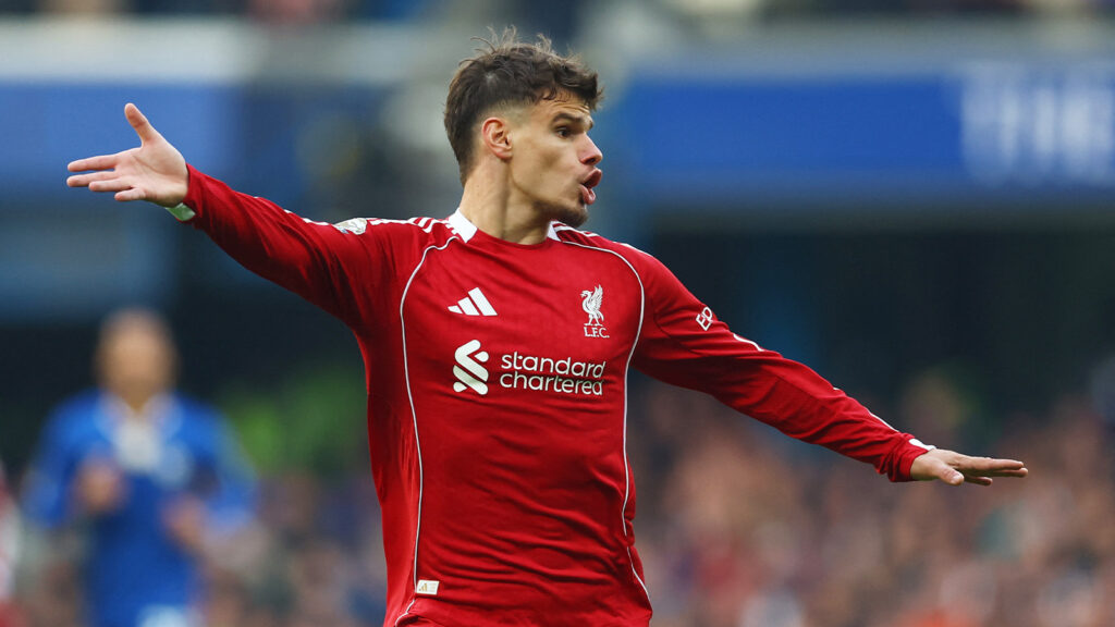 251004 Fotboll, Premier League Fotboll - Premier League - Chelsea mot Liverpool - Stamford Bridge, London, Storbritannien - 4 oktober 2025 Liverpools Milos Kerkez reagerar.