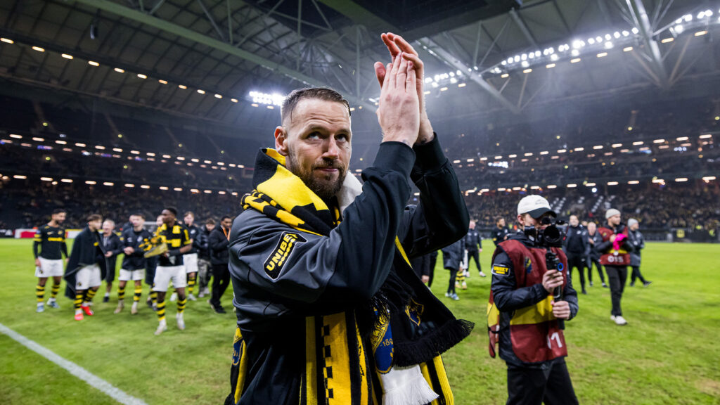 241110 AIKs Alexander Milosevic tackar publiken efter fotbollsmatchen i Allsvenskan mellan AIK och Halmstad den 10 november 2024 i Stockholm.
