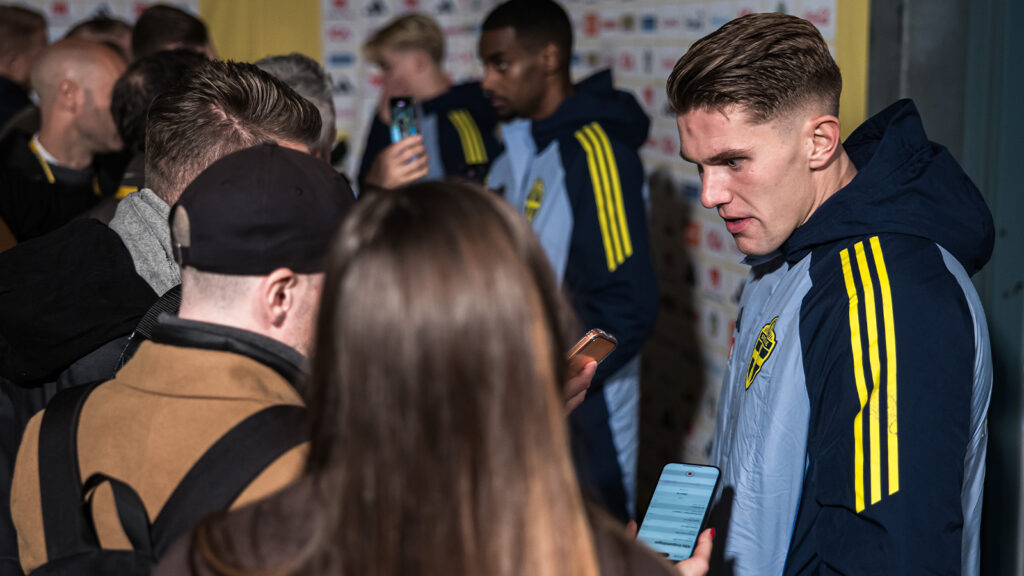 251013 Viktor Gyökeres från Sverige i den mixade zonen efter FIFA-världskvalmatchen mellan Sverige och Kosovo den 13 oktober 2025 i Göteborg.