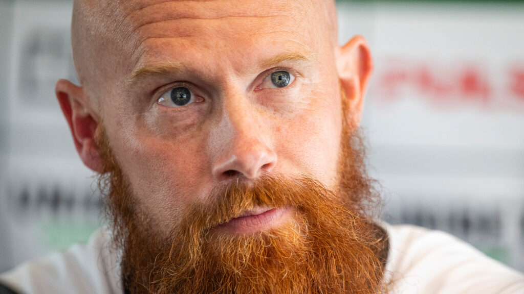 250412 Landskronas tränare Max Mölder under fotbollsmatchen i Superettan mellan Landskrona och Utsikten den 12 april 2025 i Landskrona.