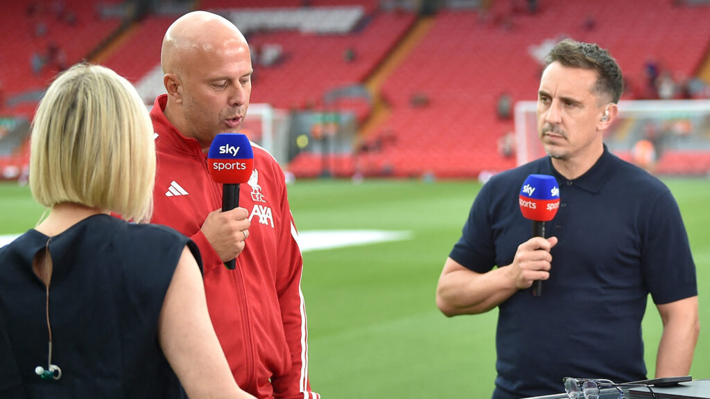 250815 Fotboll, Premier League Fotboll - Premier League - Liverpool mot AFC Bournemouth - Anfield, Liverpool, Storbritannien - 15 augusti 2025 Liverpools manager Arne Slot talar med före detta spelare och TV-experter Gary Neville och Jamie Carragher inne på stadion före matchen.