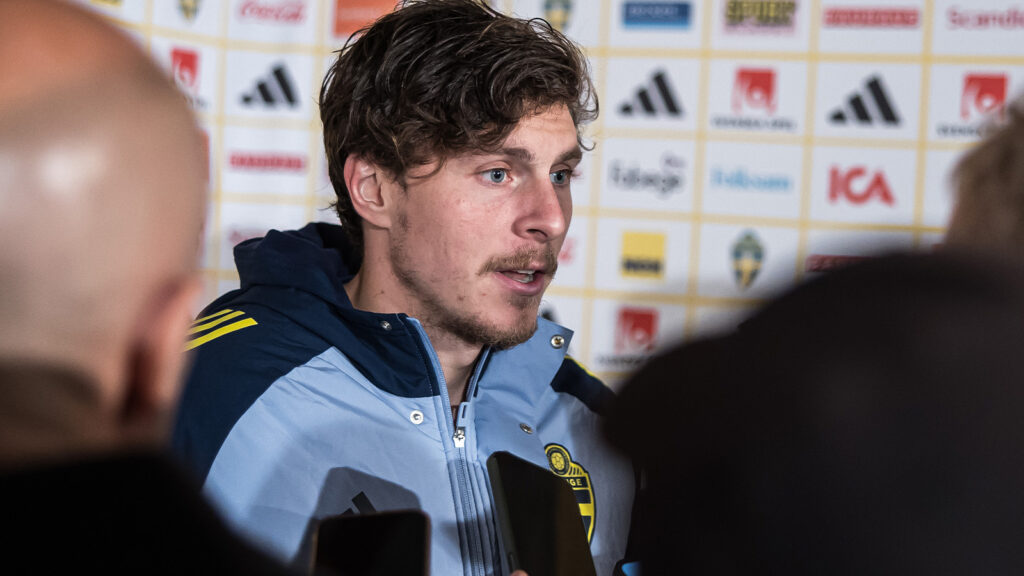 251013 Victor Nilsson Lindelöf från Sverige i den mixade zonen efter FIFA-världsmästerskapskvalmatchen mellan Sverige och Kosovo den 13 oktober 2025 i Göteborg.
