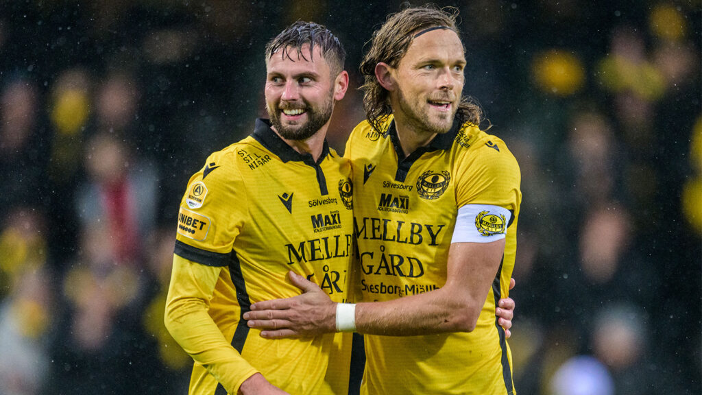 251004 Mjällbys Axel Norén och Tom Pettersson jublar efter fotbollsmatchen i Allsvenskan mellan Mjällby och Elfsborg den 4 oktober 2025 i Hällevik.
