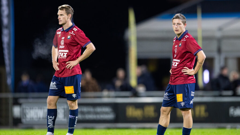251018 Örgrytes spelare deppar under fotbollsmatchen i Superettan mellan Falkenberg och Örgryte den 18 oktober 2025 i Falkenberg.