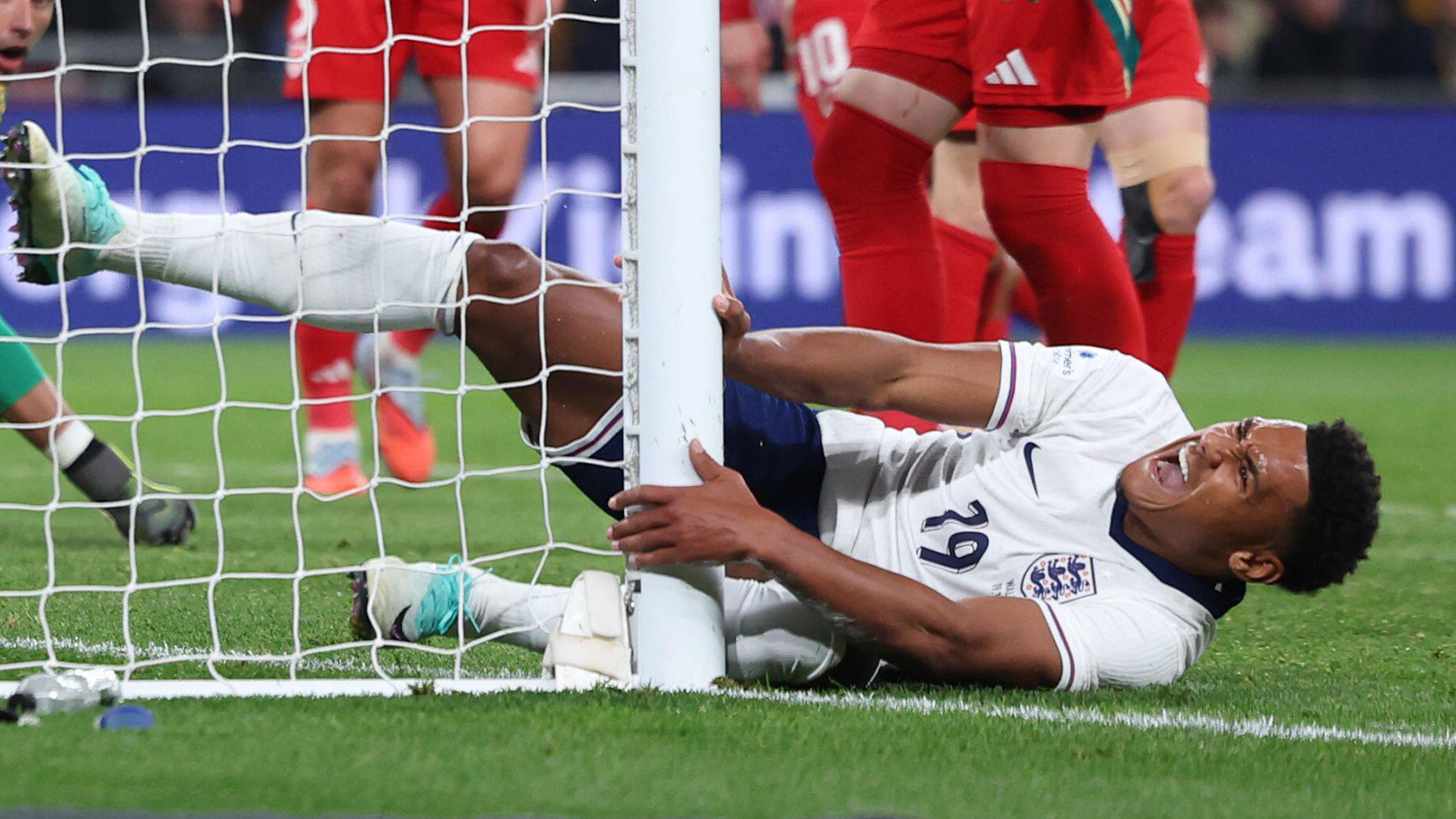 Watkins utbytt för England – krockade med en stolpe