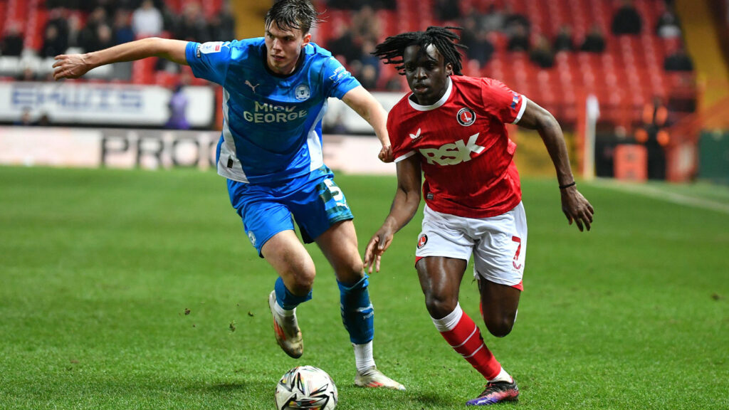 London, England. 11 feb 2025. Tyreece Campbell och Oscar Wallin under Sky Bet EFL League One-matchen mellan Charlton Athletic och Peterborough United på The Valley, London.