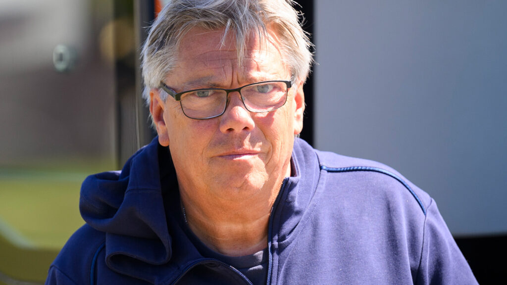 240619 Halmstads Assisterande tränare Pelle Olsson inför träningsmatchen i fotboll mellan GAIS och Halmstad den 19 juni 2024 i Göteborg.
