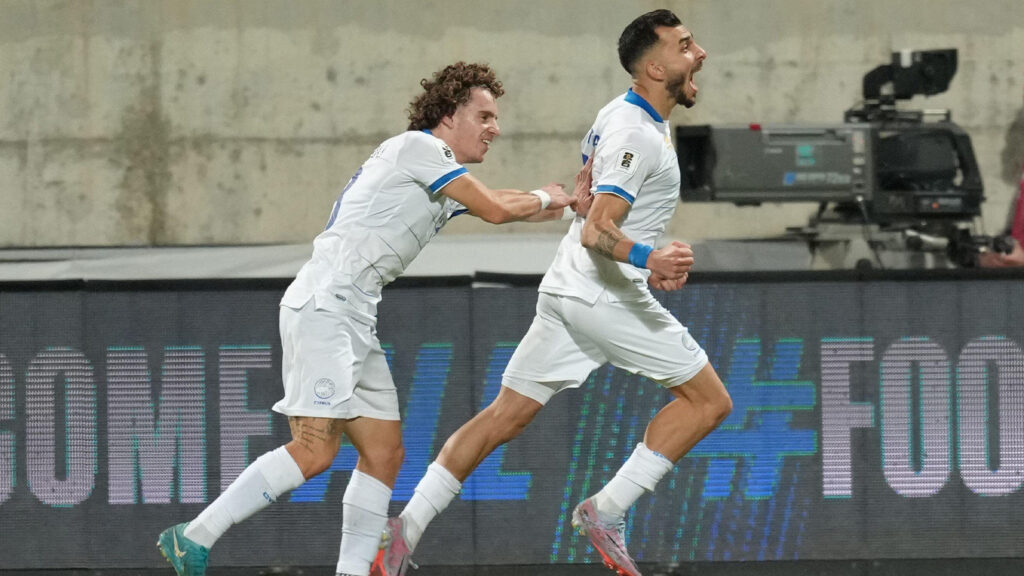 Evangelos Andreou från Cypern, till vänster, och Ioannis Pittas firar efter ett mål under en VM 2026-kvalmatch i grupp H mellan Cypern och Bosnien-Hercegovina på AEK Arena i Larnaca, Cypern, torsdagen den 9 oktober 2025.